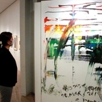 即興で描かれた堀尾貞治の抽象画「あたりまえのこと（一分打法上から下へ）」（手前）＝ＢＢプラザ美術館