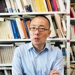 「状況の深刻さから声に出せない。そんな人の声を聴こうと学生たちに伝えている」と語る村上靖彦教授＝大阪府吹田市、大阪大