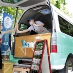「３密」を避ける営業形態で人気を集めるキッチンカー＝神戸市中央区加納町６、東遊園地