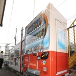 赤胴車と同じ赤とクリームを配色した自動販売機＝西宮市上田東町、阪神電鉄武庫川団地前駅