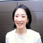 フィリピン・セブ島の貧しい子どもたちにスニーカーを贈る活動をしている夏原亜美さん＝東京都港区