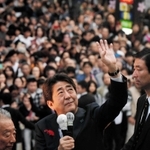 ２０１７年１０月、衆院選の選挙応援で神戸入りし演説する安倍晋三首相＝神戸市内