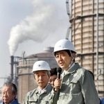 かつて勤務した神戸製鋼所加古川製鉄所に２６年ぶりに訪れ、挨拶する安倍晋三首相（右）＝２００７年３月、加古川市金沢町