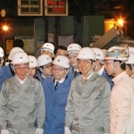 かつて勤務した神戸製鋼所加古川製鉄所の高炉を見学する安倍首相（右から２人目）＝２００７年３月、加古川市金沢町