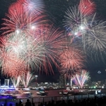 昨年の「みなとこうべ海上花火大会」。今年は新型コロナの影響で中止となった＝２０１９年８月、神戸市中央区、ポーアイしおさい公園から