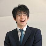 インタビュー中に笑顔を見せる藤井聡太二冠＝中日新聞社