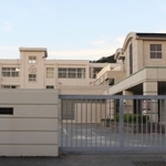 児童の感染が確認された三輪小学校＝三田市三輪
