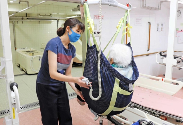 器具を使った入浴介助＝神戸市北区山田町小部、六甲の館