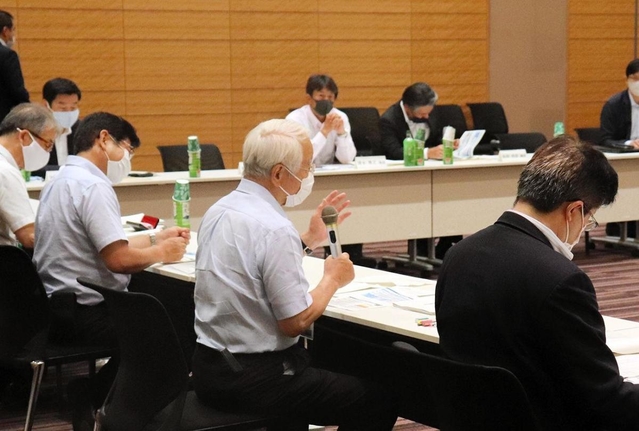 国の予算編成への提案を説明する井戸敏三知事（中央）＝東京都千代田区