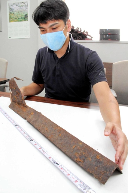 香住沖海戦で沈没した海防艦の一部とみられる鉄片。戦没者の慰霊を続ける香住青年会議所が保存している＝兵庫県香美町香住区境