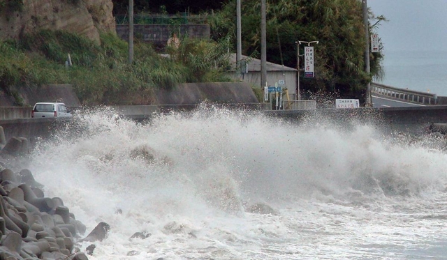 激しい波のため通行止めになった県道。区域内に住む住民が車を走らせていた＝６日午後６時３分、南あわじ市灘（撮影・吉田敦史）