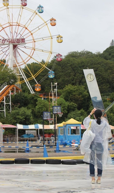 ４６年間の営業最終日。閉園間際にシンボルでもあった観覧車を撮影する女性＝６日午後５時０２分、姫路市西延末、姫路市民プール・ひめじ手柄山遊園（撮影・山本晃）