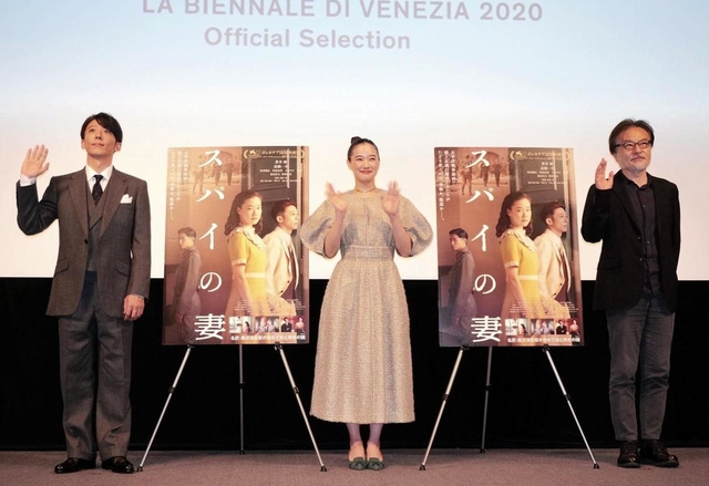 記者会見した（右から）黒沢清監督、蒼井優さん、高橋一生さん＝東京都港区