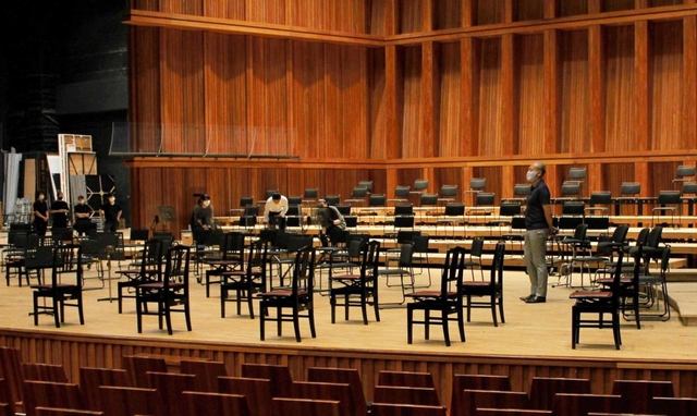 音響反射板を後ろに下げて、演奏者の人数分の椅子を並べ、配置などを確認した＝西宮市高松町、兵庫県立芸術文化センター