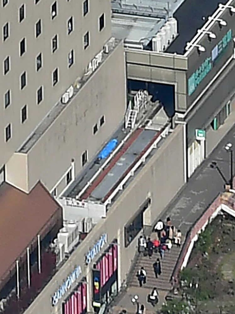 解体前の航空写真では、三宮ターミナルビルの建物に食い込む形で延びる線路が確認できる＝神戸市中央区雲井通８