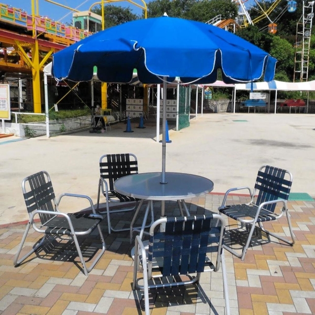 プールサイドのパラソルセット（姫路市まちづくり振興機構提供）