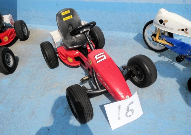 レーシングカー形の変形自転車（姫路市まちづくり振興機構提供）