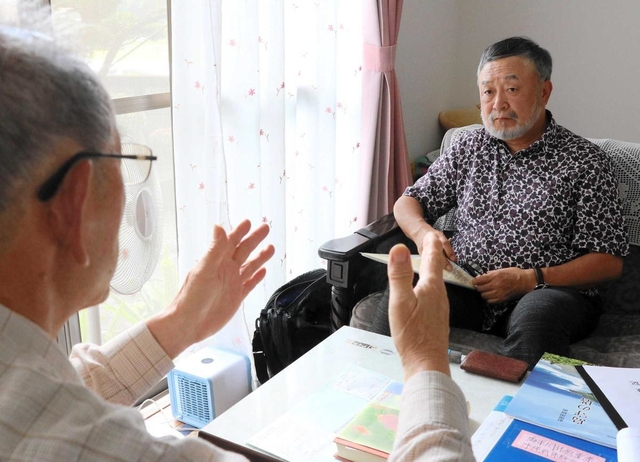 現地で言葉を交わしたという元沖縄県知事の島田叡氏について、三枝利夫さんに取材する五十嵐匠監督（右）＝兵庫県佐用町上三河
