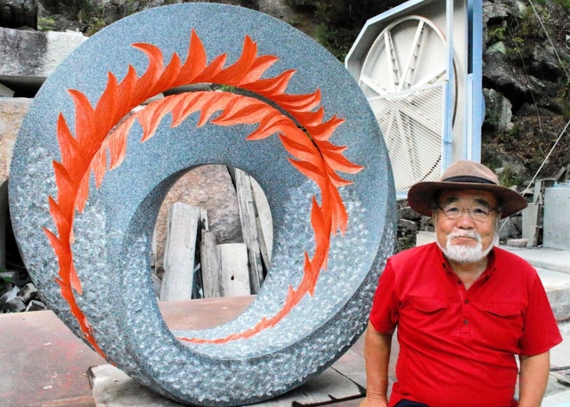 自作と牛尾啓三さん＝加西市西長町のアトリエ