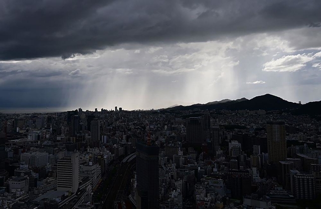 明石海峡付近を移動する雨柱＝６日午後２時５５分、神戸市中央区から望む（撮影・金居光由）