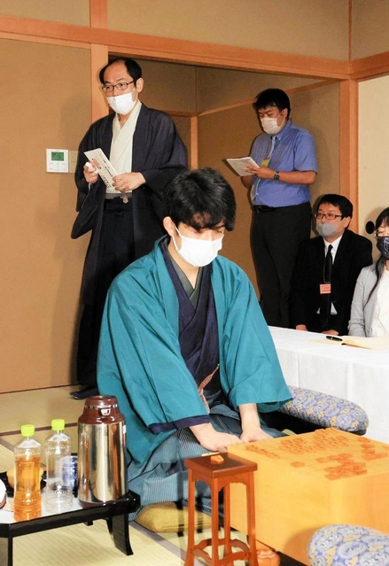 封じ手が入った封筒を持って対局室に入る木村一基王位（奥）と藤井聡太棋聖＝８月４日午後、神戸市北区有馬町、「中の坊瑞苑」