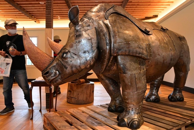 金属を金づちでたたいて形を作る「鍛金」の技法を用いて作られたサイ。動き出しそうな躍動感にあふれていた＝１１日午後、神戸市灘区六甲山町