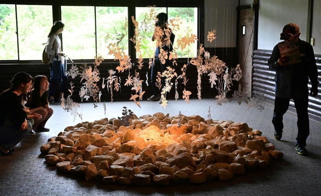 切り絵の技法で作られた植物のオブジェをつるした作品＝１１日午前、神戸市灘区六甲山町