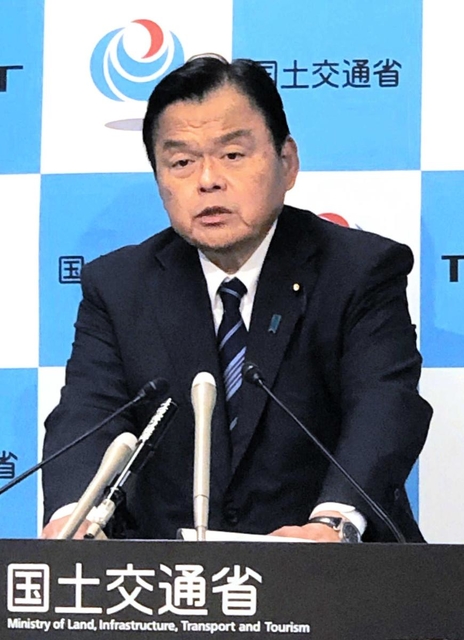 就任１年を振り返る赤羽一嘉国土交通相＝東京都千代田区