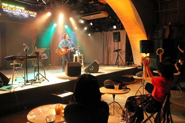 約４カ月ぶりにライブ公演を再開したチキンジョージ＝神戸市中央区下山手通２