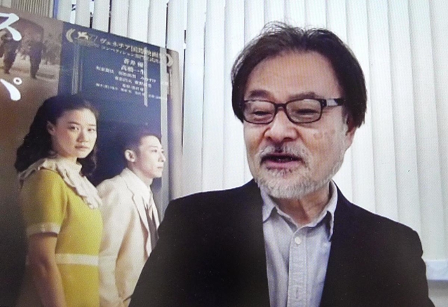 会議用アプリＺｏｏｍで取材に応じる黒沢清監督（１３日午後）