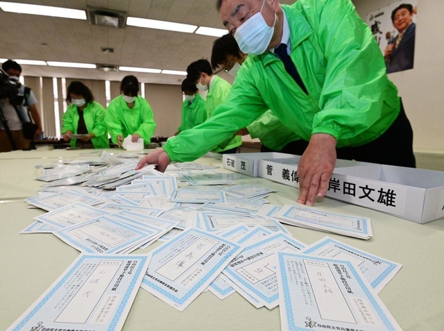 予備選の開票作業を行う自民党兵庫県連の職員＝１４日午前、神戸市中央区中山手通５（撮影・秋山亮太）