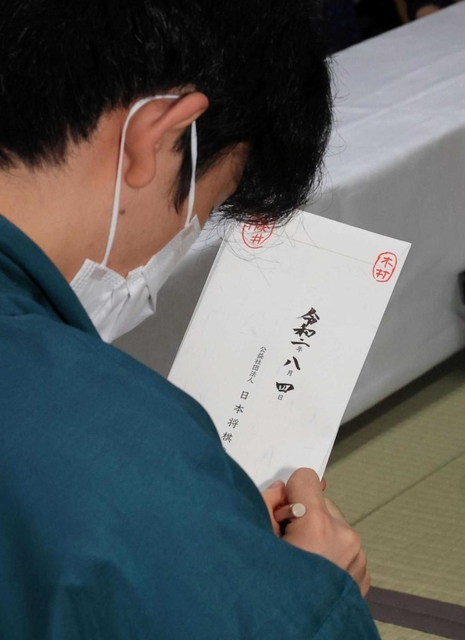 王位戦第３局で封じ手が入った封筒に署名をする藤井聡太棋聖＝神戸市北区有馬町、旅館「中の坊瑞苑」