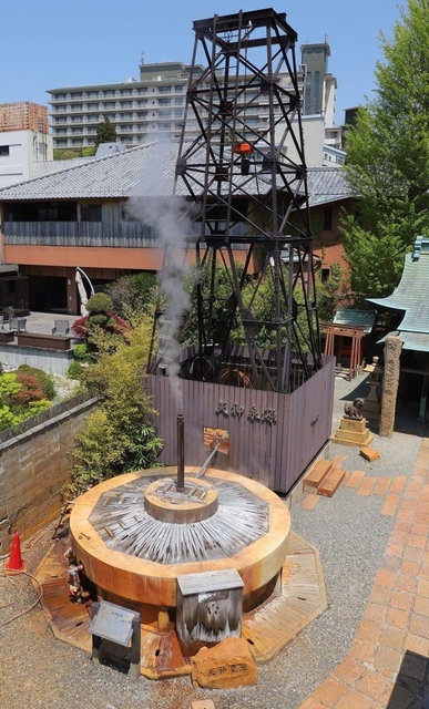 有馬天神社の境内にある天神泉源。１００度近い源泉から湯煙が立ち上る＝神戸市北区有馬町