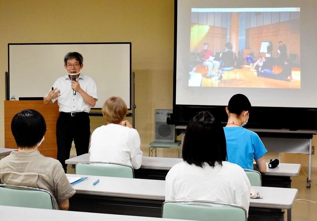 平田オリザさんから講義を受ける高校生たち＝豊岡市大手町
