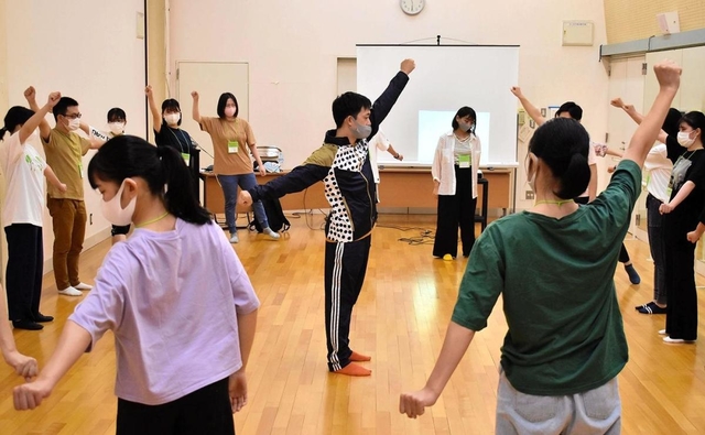 プロダンサーの児玉北斗さん（中央）から講義を受ける高校生たち＝豊岡市大手町