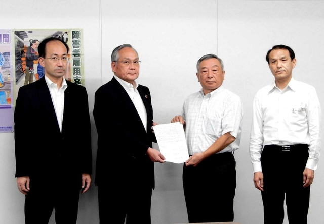 要請書を兵庫県経営者協会の三原修二会長（中央左）に手渡した荒木一聡副知事（同右）ら＝神戸市中央区京町