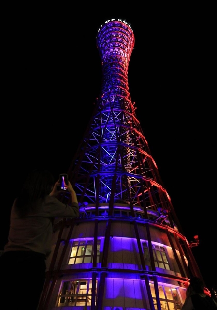 ＬＥＤの投光器で七色に照らされた神戸ポートタワー＝１５日夜、神戸市中央区波止場町（撮影・鈴木雅之）