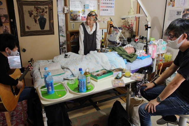 ちめいどの歌声に耳を傾ける山崎貴監督（右）ら＝神戸市北区