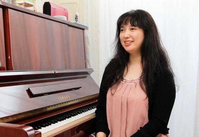 「見えるようになった時のため、子どもの写真や動画を撮影しておいてと夫にお願いしています」と話す前川裕美さん＝宝塚市内