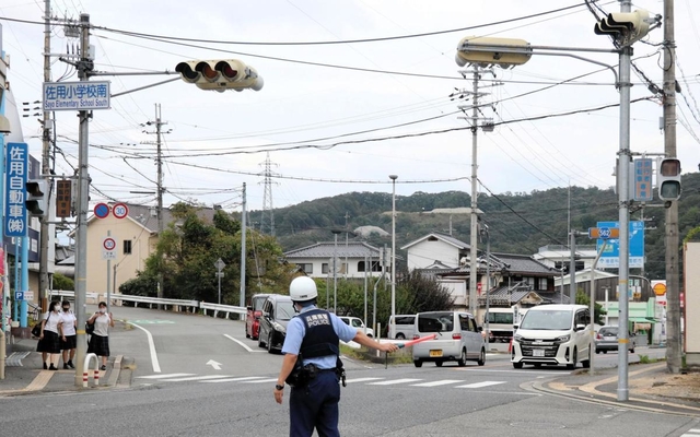停電のため信号機が停止した交差点。警察官が交通整理に立っていた＝１６日午後４時２９分、佐用町佐用（撮影・勝浦美香）