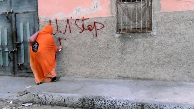 「銃か、落書きか」の一場面