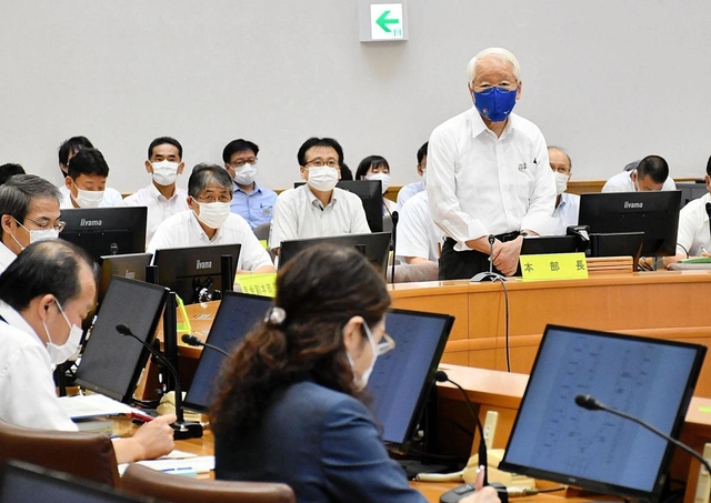 対策本部会議の冒頭であいさつする兵庫県の井戸敏三知事（右）＝１７日午前、神戸市中央区、兵庫県災害対策センター