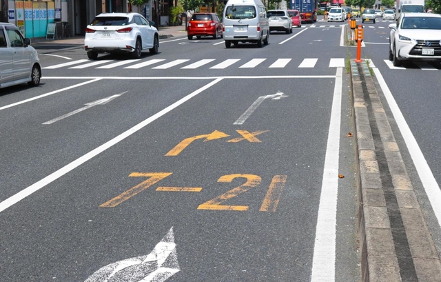 誤りが発覚した路面標示。本来は直進可能なのに右折を指示する矢印が描かれていた＝兵庫県内
