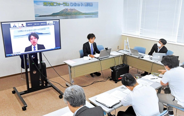 オンラインでコロナ禍取材の課題を報告する記者＝鹿児島市の南日本新聞会館