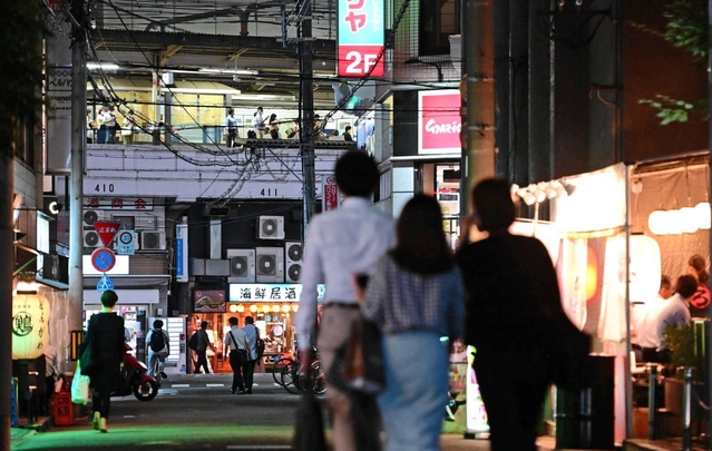 来春から終電が早まる。コロナ禍で打撃を受けている飲食店からは嘆きの声も＝神戸市中央区（撮影・中西幸大）