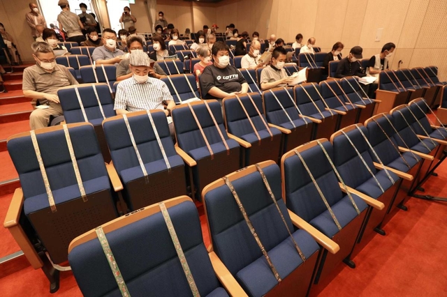 ７月、客席の間隔を空けて４カ月ぶりに寄席を再開した「神戸新開地・喜楽館」。当面、この運営を続ける＝神戸市兵庫区新開地２