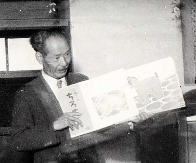 紙芝居の講習会で実演をする高橋五山＝１９５１年５月（高橋洋子さん提供）