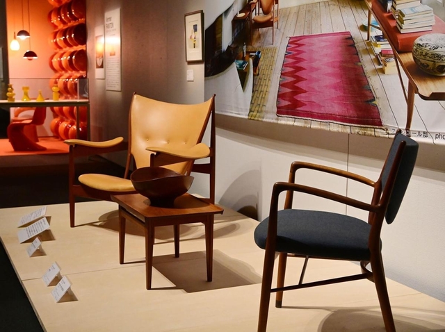 さまざまなデザインのイスが並ぶ展示会場＝神戸市東灘区、神戸ファッション美術館（撮影・秋山亮太）