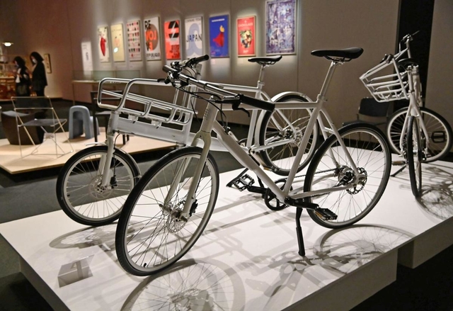 大きなかごが前面についたデザインの自転車なども並ぶ＝神戸市東灘区、神戸ファッション美術館（撮影・秋山亮太）