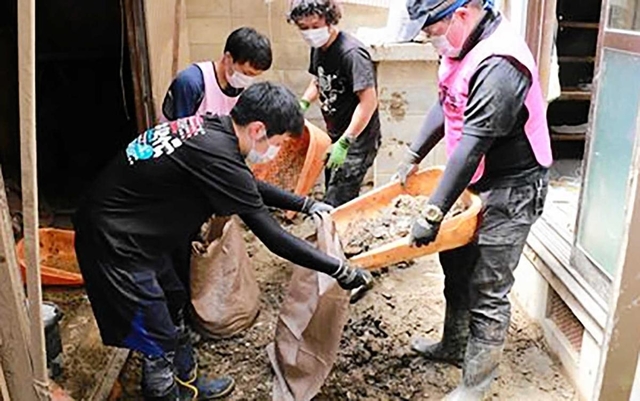 豪雨被災地でボランティアに汗を流す熊本学園大生ら＝８月２０日、熊本県人吉市内（同大学社会福祉学部災害学生ボランティアグループ提供）